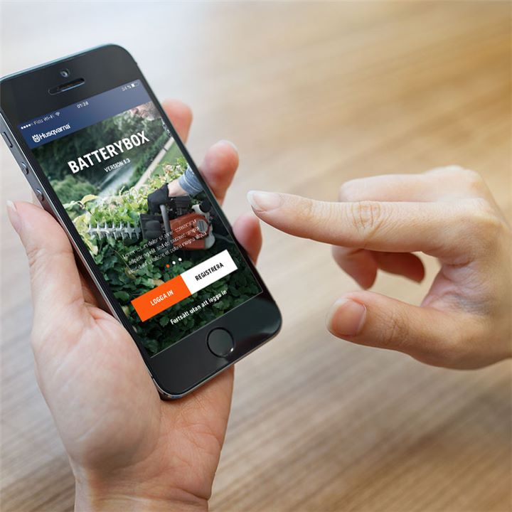 После завершения регистрации в приложении для iPhone (которое называется «Husqvarna Battery Box«) клиент может зарезервировать один из 30 доступных продуктов с батарейным питанием (бензопила, триммер для изгороди, триммер или воздуходувка). Приложение информирует пользователя о том, как открыть и закрыть дверь в конкретный шкафчик, где хранится продукт, который он хочет арендовать. Приложение также включает в себя видео-инструкции, чтобы объяснить, как работает продукт. 