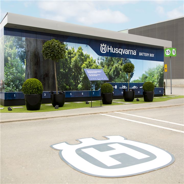 Компанией Husqvarna будет установлен 8×3-метровый контейнер с 30 электронными шкафчиками, в которых хранятся инструменты ухода за садом. Через приложение для iPhone пользователи могут резервировать инструменты, получать инструкции, платить и открывать шкафчик, чтобы забрать свой предварительно забронированный электроинструмент. «Ящик» будет размещен в торговом центре Bromma Blocks, расположенном в 15 минутах к западу от города Стокгольм. 
